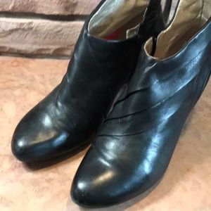 Tsubo heeled black leather booties size 9